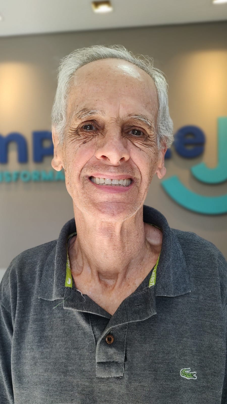 implante-ja-implante-dentário-cliente-satisfeito-01